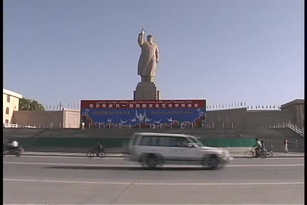 Статуя Mao Zedong в Кашгару — стокове відео