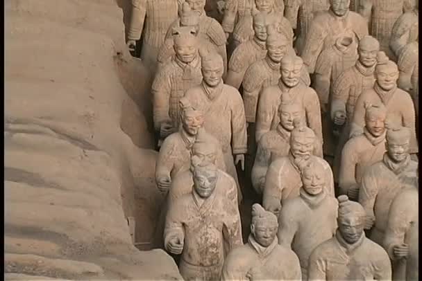 I soldati di terracotta adornano un mausoleo — Video Stock