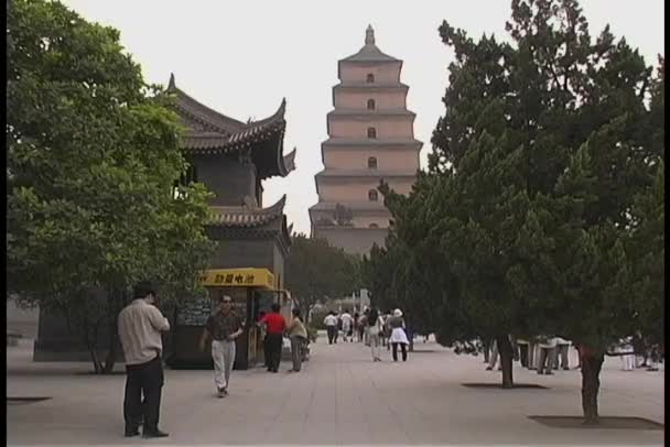 Ludzie chodzą przez Big Goose Pagoda — Wideo stockowe