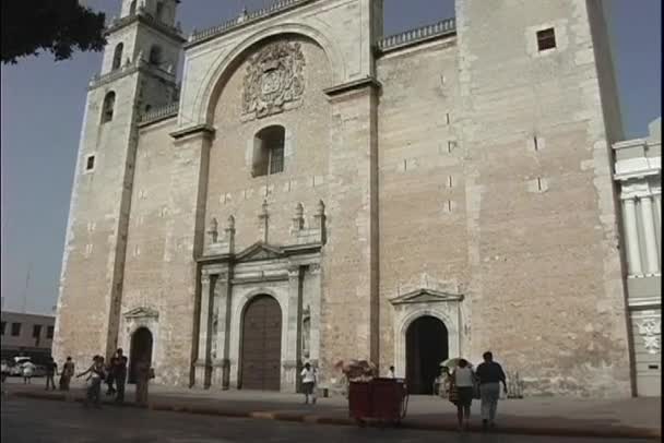 Fassade der katholischen Kirche — Stockvideo