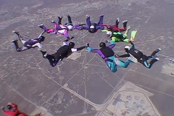 Skydivers topladığı şekil batmak üzere — Stok video