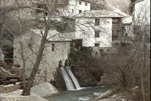 Zwei von Menschen geschaffene Wasserfälle — Stockvideo