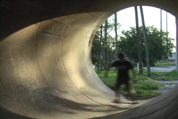 Skateboardista jezdí uvnitř tunelu — Stock video