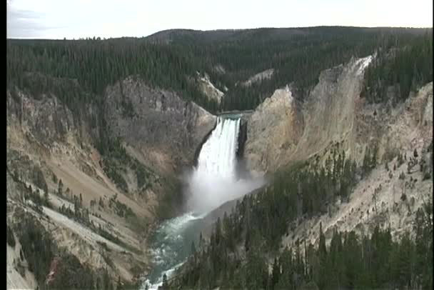 Waterval cascades in een steile vallei — Stockvideo