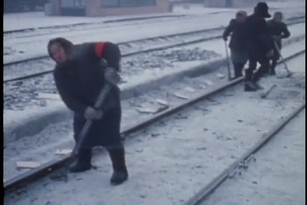 Sibirya köylü işçiler bir demiryolu inşa — Stok video