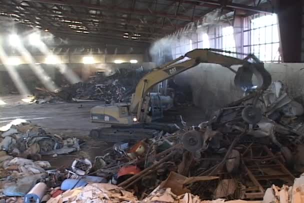 Industrial claw picks up recycling materials — Stock Video