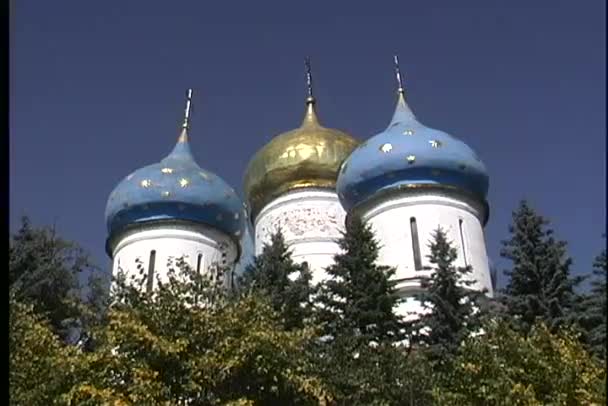 Koepelvormige torenspitsen, onderdeel van de Sergiev Posad — Stockvideo