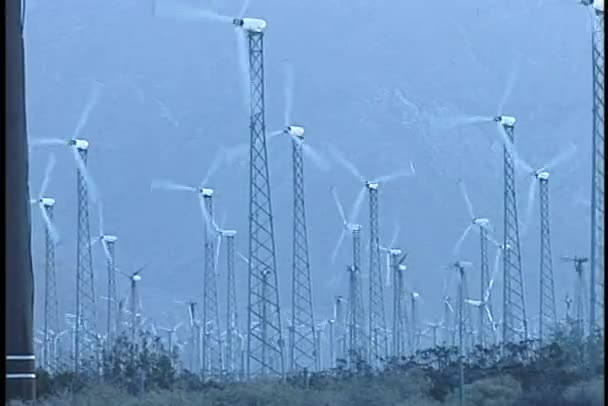 领域的巨大的风力涡轮机 — 图库视频影像