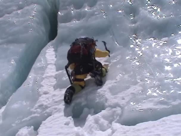 男子爬上冰瀑 — 图库视频影像