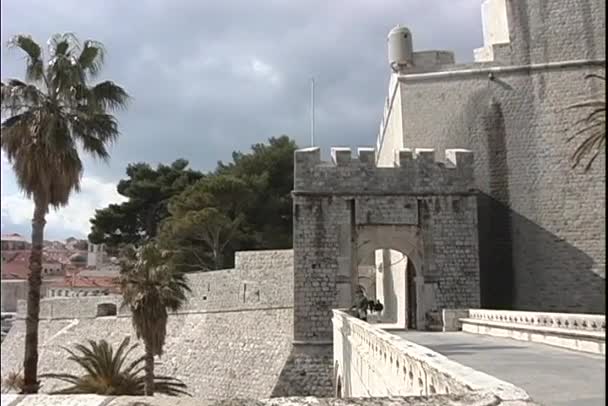 Castillo en la costa de Dubrovnik — Vídeos de Stock