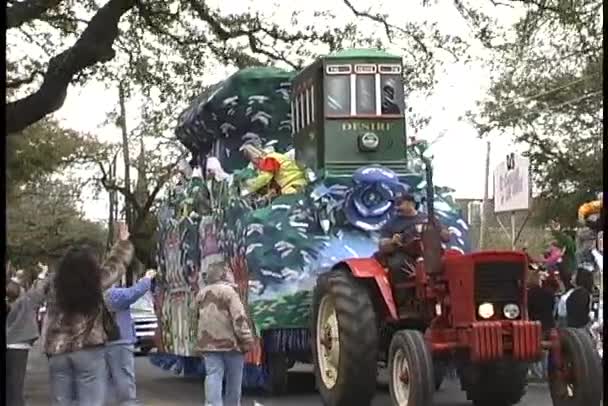 Mardi Gras flotte avec des gens — Video