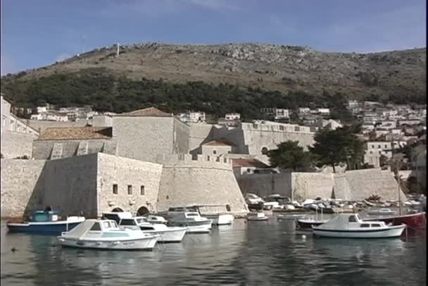 Båtar i en liten hamn i Dubrovnik — Stockvideo
