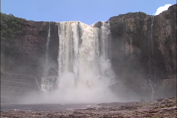 Cascatas de cachoeira na Amazônia — Vídeo de Stock