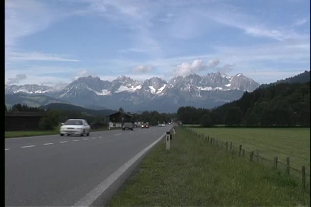 様々 な車両の高速道路のストレッチで運転 — ストック動画