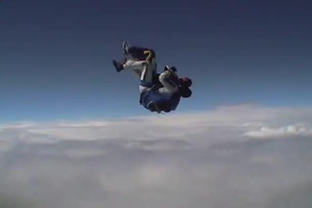 Male skydivers in tandem — Stockvideo