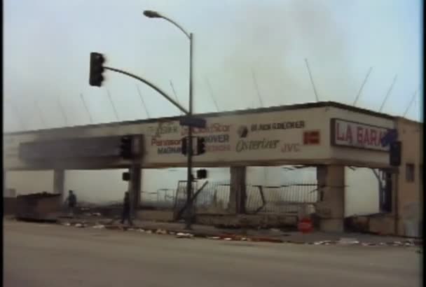 Сожгли здания во время беспорядков — стоковое видео