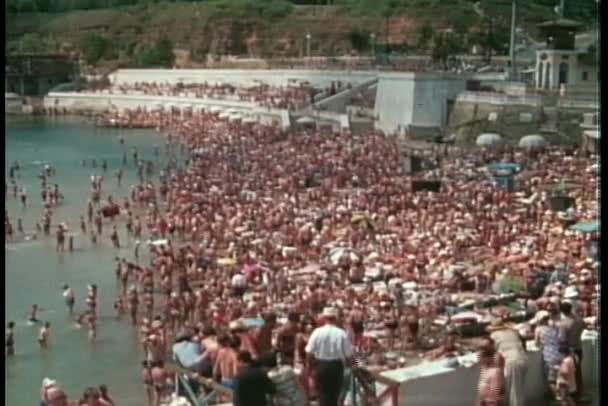 Enormes multitudes se amontonan en la playa — Vídeo de stock