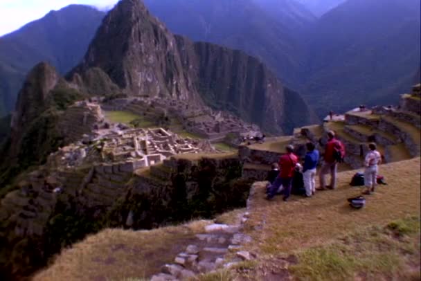 Turisti che guardano rovine Inca — Video Stock