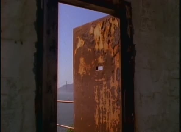 Zobrazit přes okno v Alcatrazu — Stock video