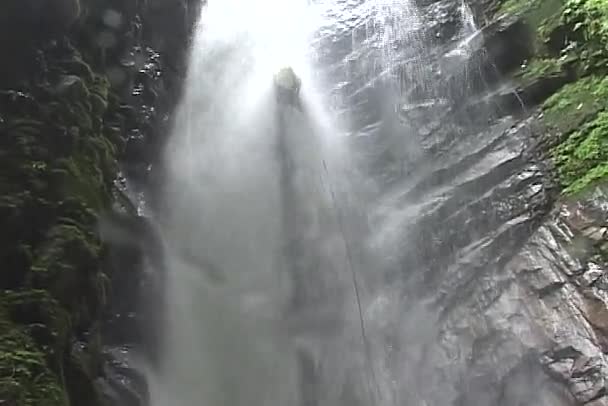 Hombre rappel abajo un waterfal — Vídeos de Stock