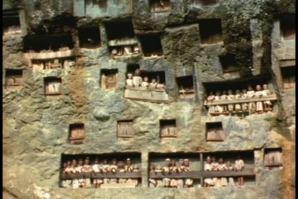 Efigies de antepasados están parados en cuevas — Vídeos de Stock