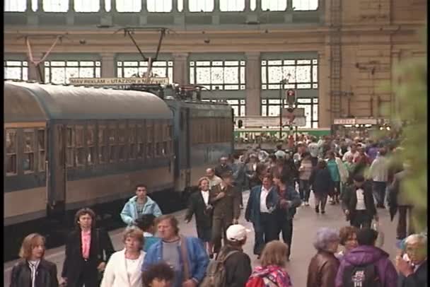 Люди ходити на залізничний вокзал — стокове відео
