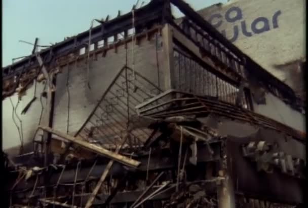 Κάηκαν κτίρια σε ένα εμπορικό κέντρο λωρίδα — Αρχείο Βίντεο