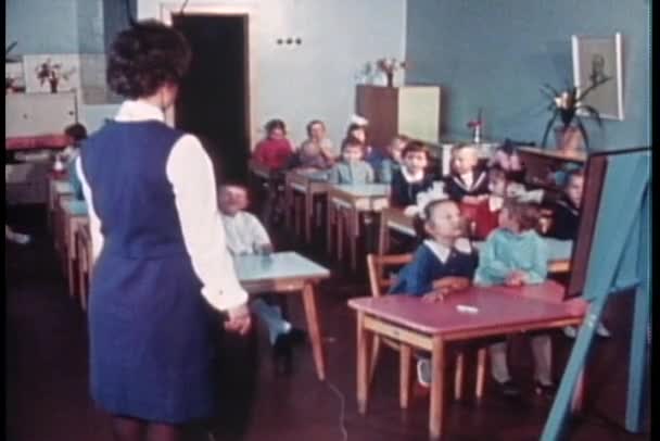 Russische kinderen in een klaslokaal — Stockvideo