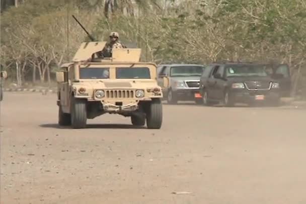 Exército dos EUA blindado Humvees cabeça — Vídeo de Stock