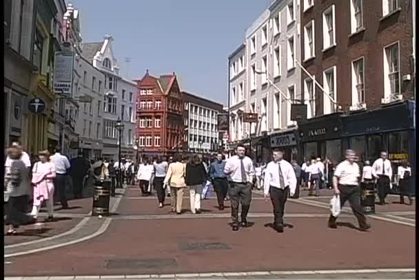 Shoppers en voetgangers lopen in Dublin — Stockvideo