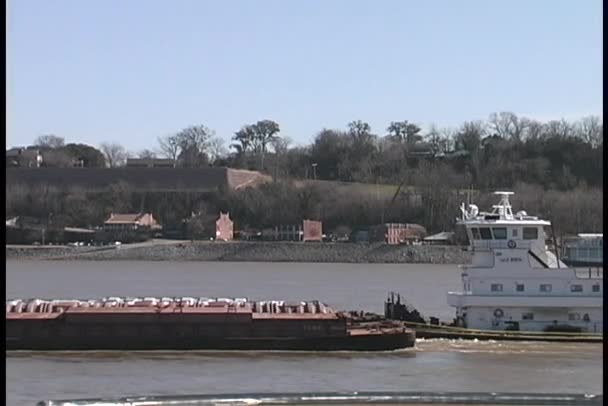 Barcos y barcazas pasan lentamente — Vídeo de stock