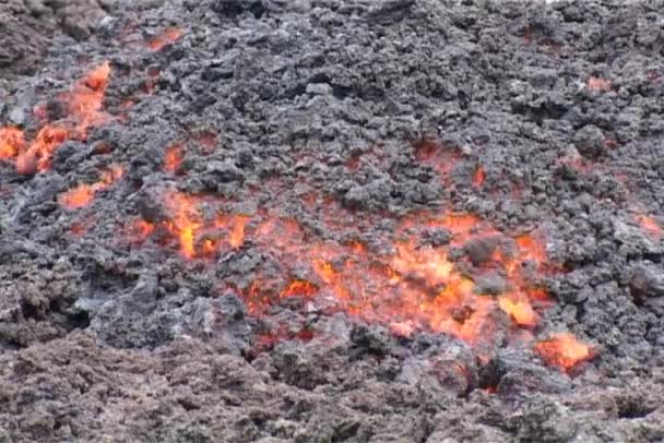 Lava brilha sob cinzas — Vídeo de Stock