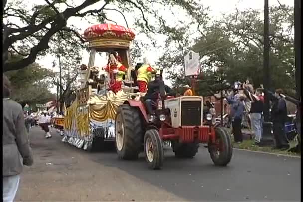 Ludzie w Mardi Gras parade — Wideo stockowe