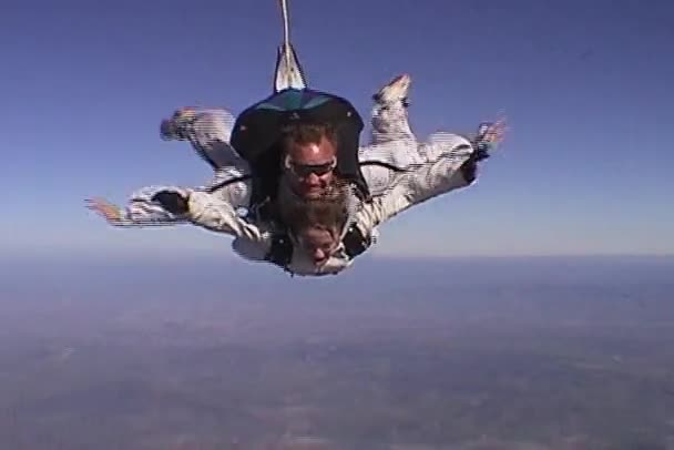 女性のインストラクターと一緒に skydives します。 — ストック動画