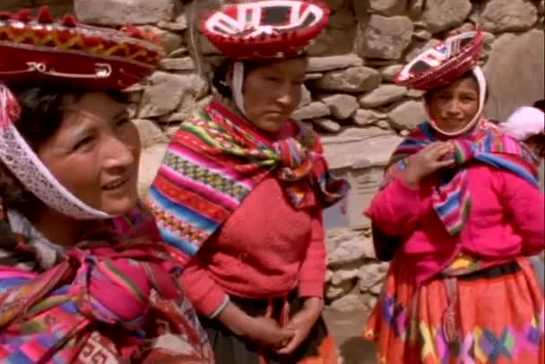 Colorful Peruvian women chatting — Stock Video