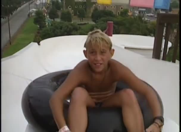 Poika hauskaa vesiliukumäki — kuvapankkivideo
