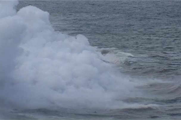 O vapor sobe do Oceano Pacífico — Vídeo de Stock