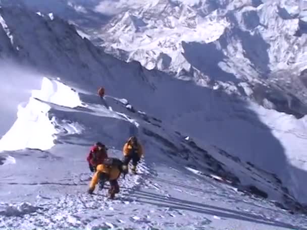Horolezci téměř na vrcholu Everestu — Stock video