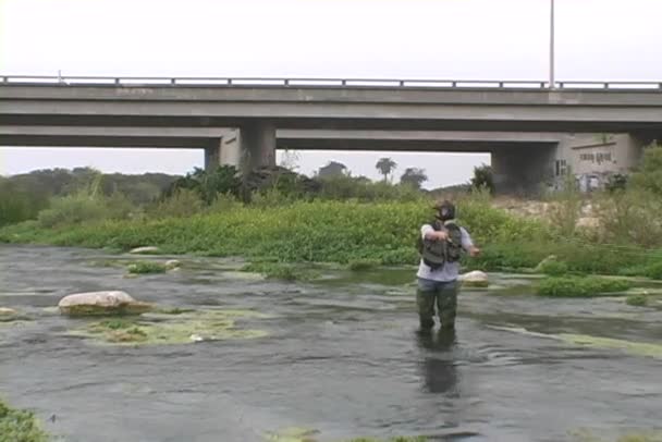 Человек в противогазе идет на рыбалку — стоковое видео