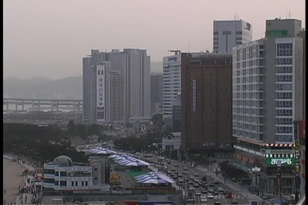 Rascacielos con vistas a la playa de Haeundae — Vídeo de stock