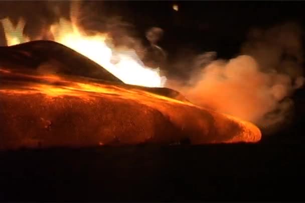 Потоки лавы во время извержения вулкана — стоковое видео