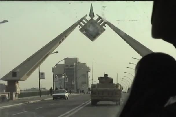 Convoi de l'armée se déplaçant sous l'arc de victoire — Video