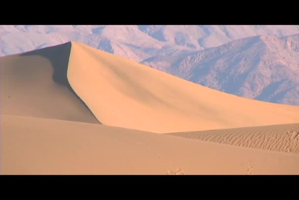 Montagne sorgono dietro dune di sabbia — Video Stock