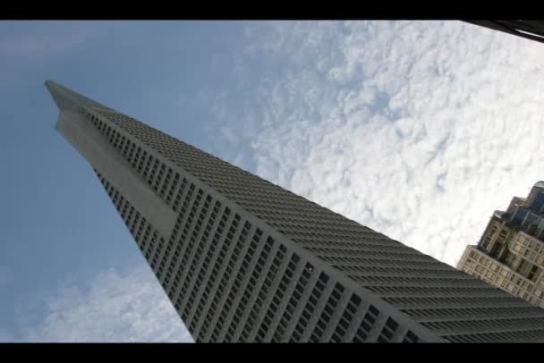Περνώντας πάνω από την πυραμίδα Transamerica σύννεφα — Αρχείο Βίντεο