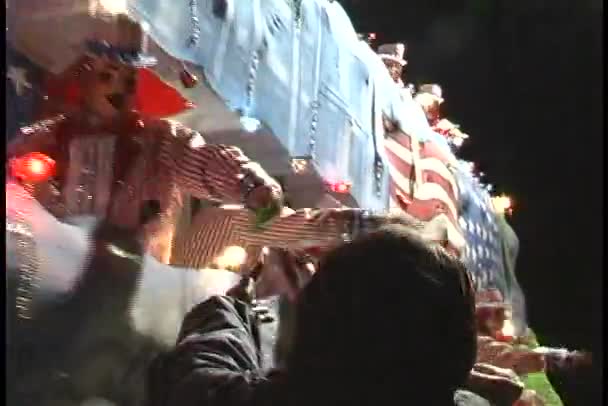 Kvinnan fångar souvenirer under paraden — Stockvideo