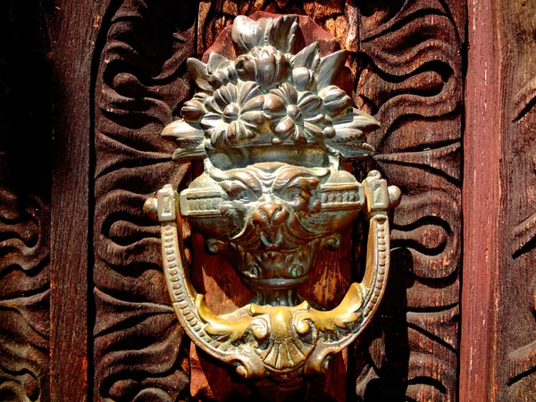 Eski antika kapı tokmağı