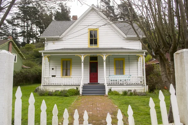 Malerisches weißes Haus in Nordkalifornien lizenzfreie Stockbilder