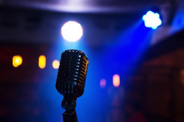 Sahnede Retro mikrofon