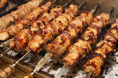 şişleri kavrulmuş et