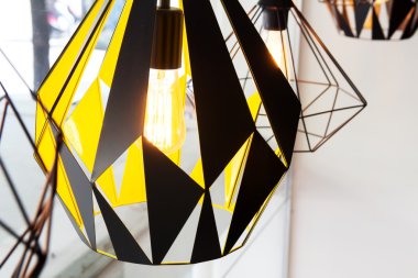 Edisons ampul ve modern tarzı kafede lamba. sıcak sesi fotoğraf